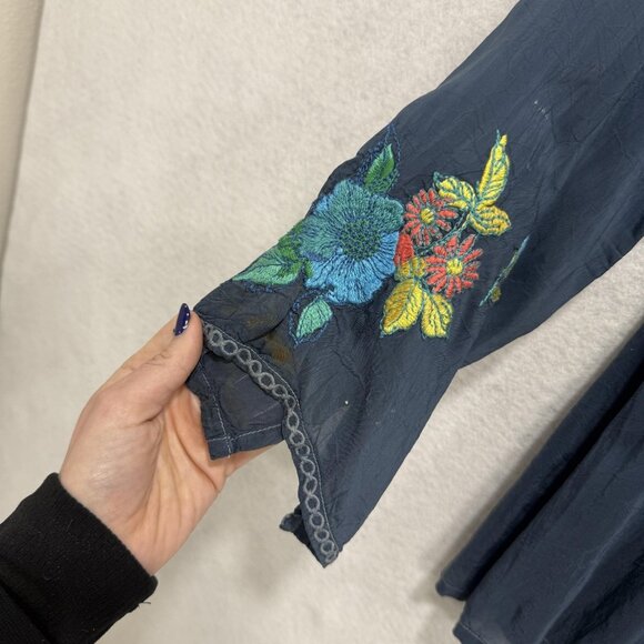 Johnny Was Tunic Shirt Womens Medium Blue Embroidered Floral Boho Peasant Top - Picture 10 of 15